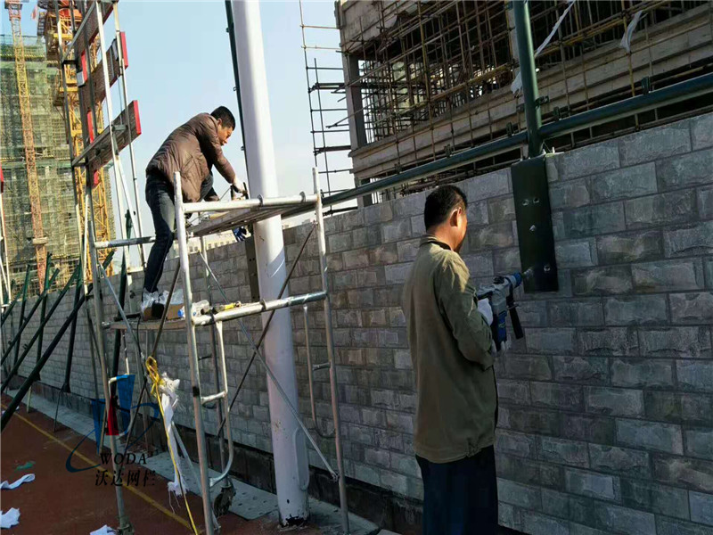 皖西当代中学运动场围网施工案例图片2