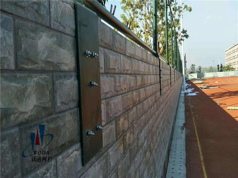 皖西当代中学运动场围网施工案例图片3