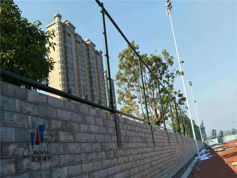皖西当代中学运动场围网施工案例图片4