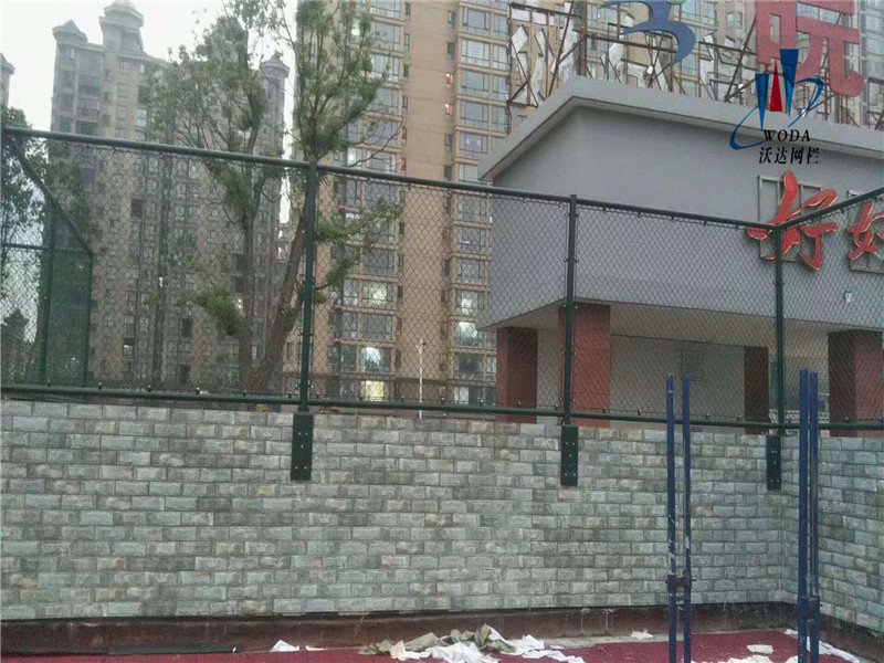 皖西当代中学运动场围网施工案例图片5